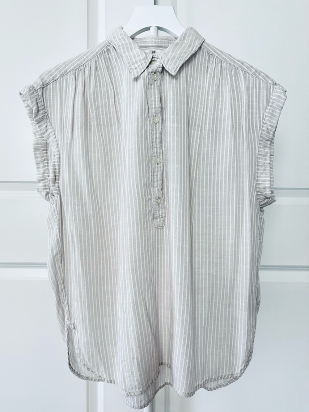 Women’s L.O.G.G. Sleeveless Light Gray & White Striped Blouse Size 4 Regular